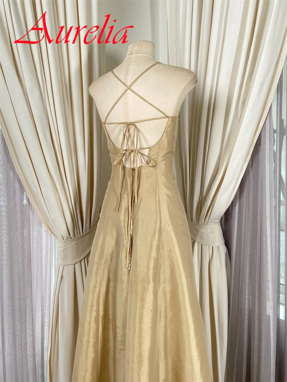 Aangepaste delicate champagne satijnen avondjurk klassieke strapless spaghettibandjes cocktailjurk sexy kanten galajurk aan de achterkant