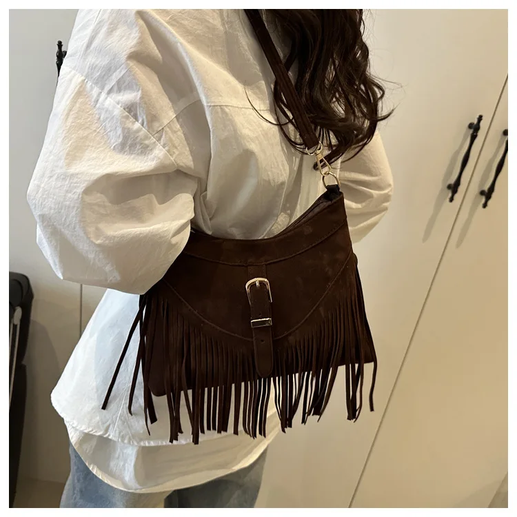 Wildleder-Umhängetaschen mit Fransen und Metallschnalle, verstellbarer Riemen, Halbmond-Umhängetasche im Western-Stil für Damen, für Reisen und den Alltag – Detail 14