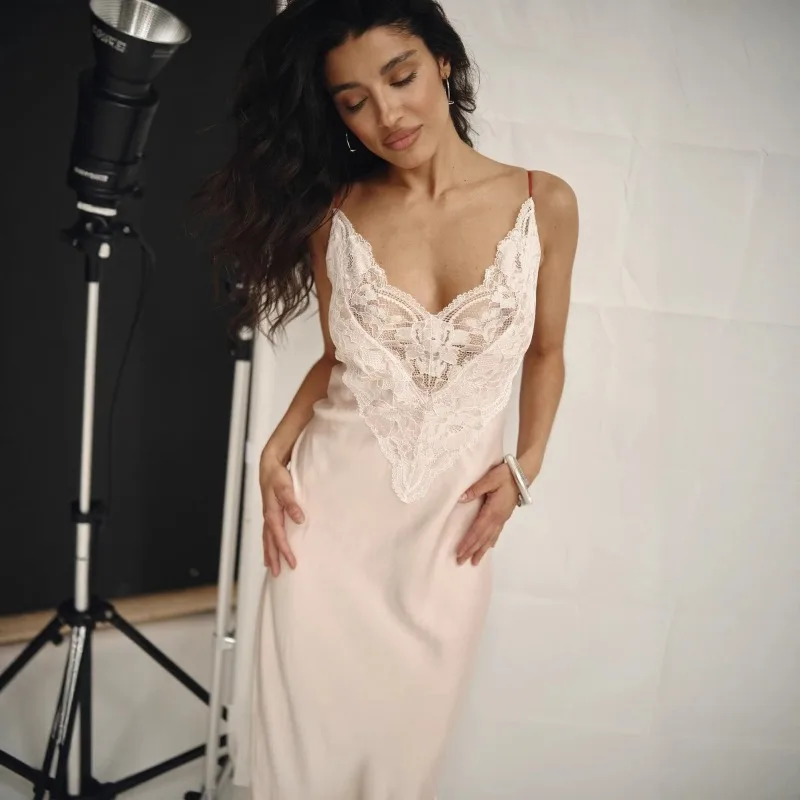 

Летняя коллекция 2025: Женское атласное платье-комбинация светло-розового цвета с кружевом, элегантное и сексуальное, для теплых дней, размер L