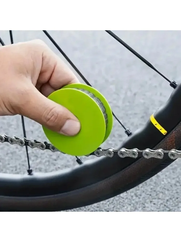 Lubrifiant et nettoyant pour chaîne de vélo, outil d'entretien de vélo Portable avec matériau PP pour un nettoyage et une lubrification efficaces des chaînes
