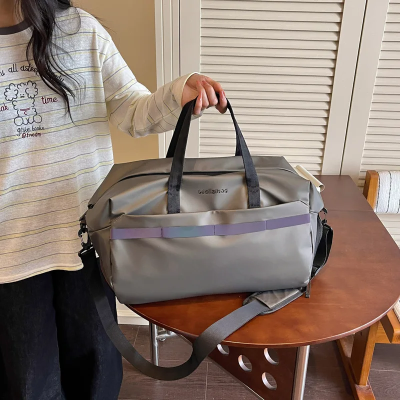 sac-de-voyage-en-nylon-impermeable-gris-avec-bande-contrastante-sac-de-week-end-avec-bandouliere-sac-de-sport-polyvalent-pour-hommes-et-femmes