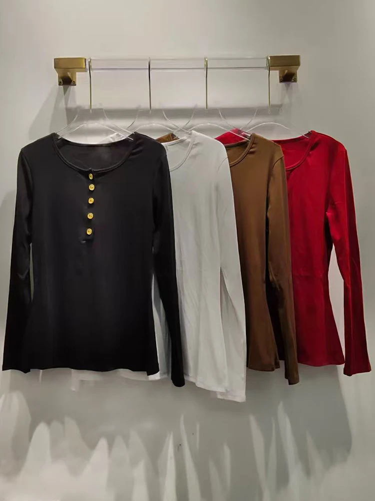 

Для осенней женской коллекции 2025 года, носят футболку с открытым верхом и круглым вырезом на пуговицах и модный вязаный пуловер.