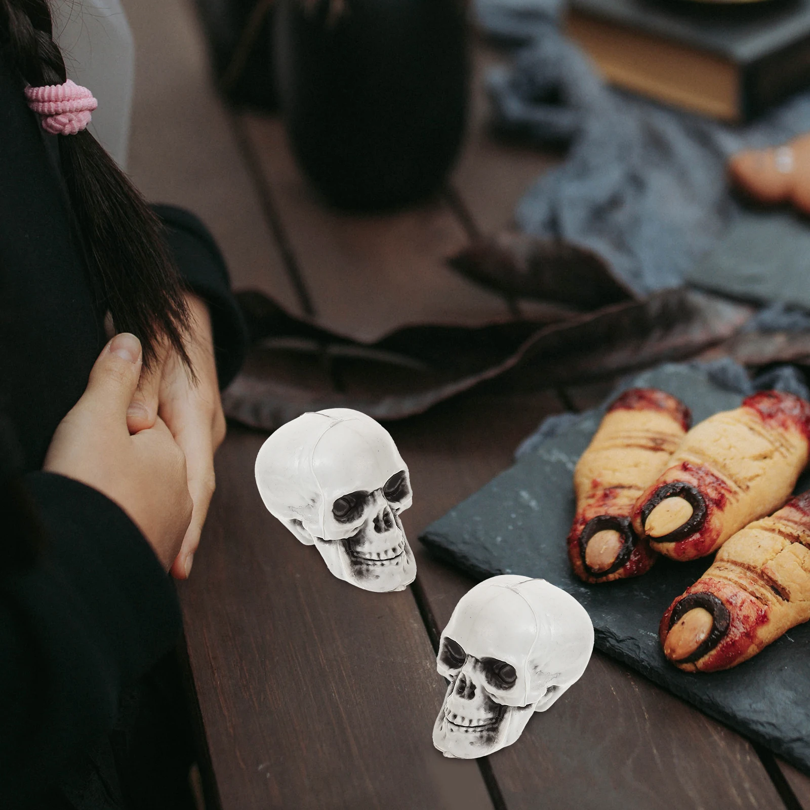 

2pcs Skull Props Realistic Plastic Heads for Halloween Decor Haunted House Party Scary Atmosphere Creepy Accessories