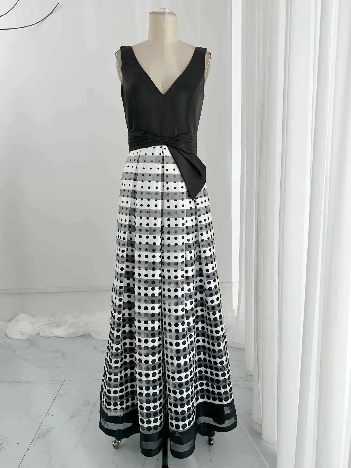 Black Fashion Deep V -Neck Collection Waist Thin A Wave Dot Banquet Hosted Evening Dress Skirt M2055