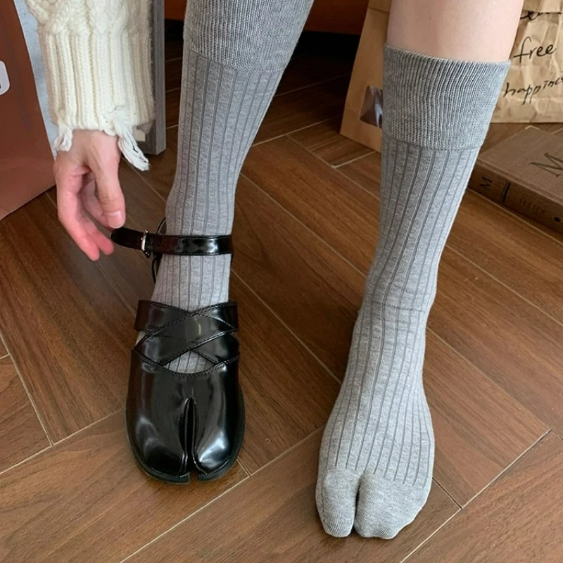 Y2K جوارب قطنية مرنة بإصبعين بلون سادة شريطية مريحة وناعمة بإصبعين على طراز هاراجوكو الياباني للنساء والرجال تابي سوكس #6
