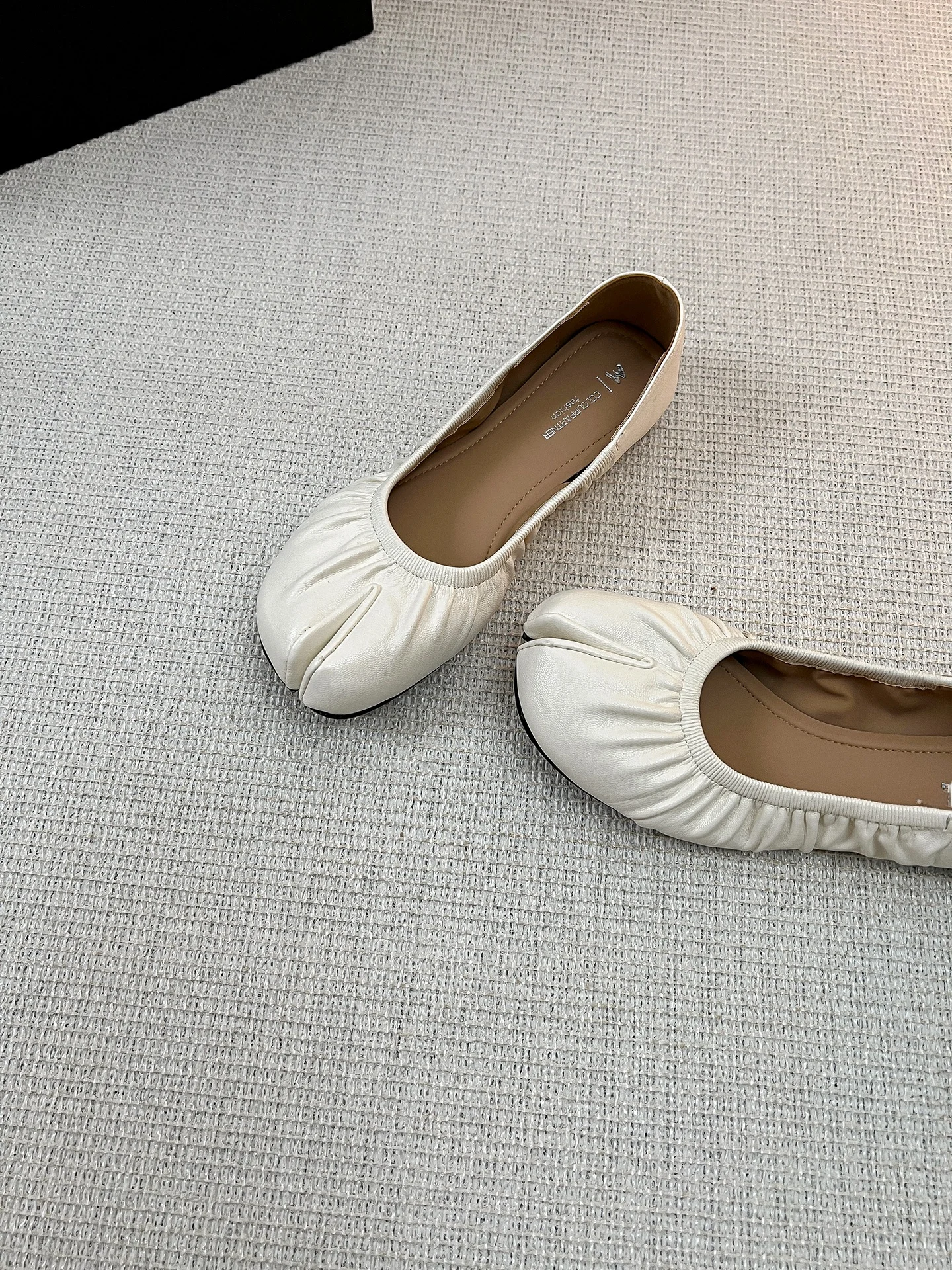 ballerine-da-donna-slip-on-con-scollo-basso-suola-morbida-tacco-piatto-colore-beige-in-pelle-di-agnello
