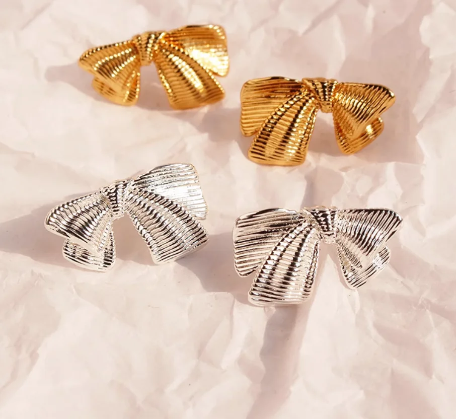 Small fashion cool senior silver striped bow earrings retro brushed metal wind exaggerated earrings.