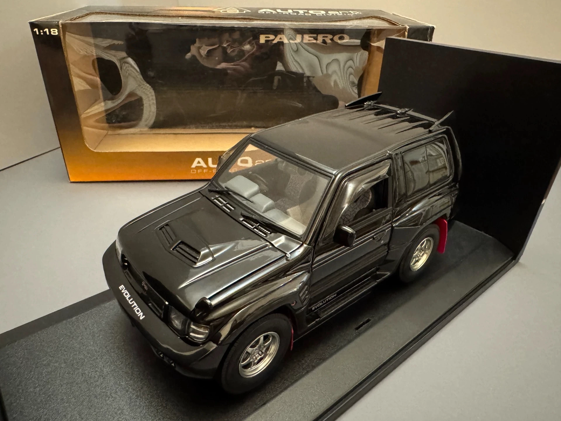 

Autoart 1:18 Pajero Minor Axis Black/Silver/White SUV Simulation Limited Edition All Open Alloy Metal Static Car Model Toy Gift