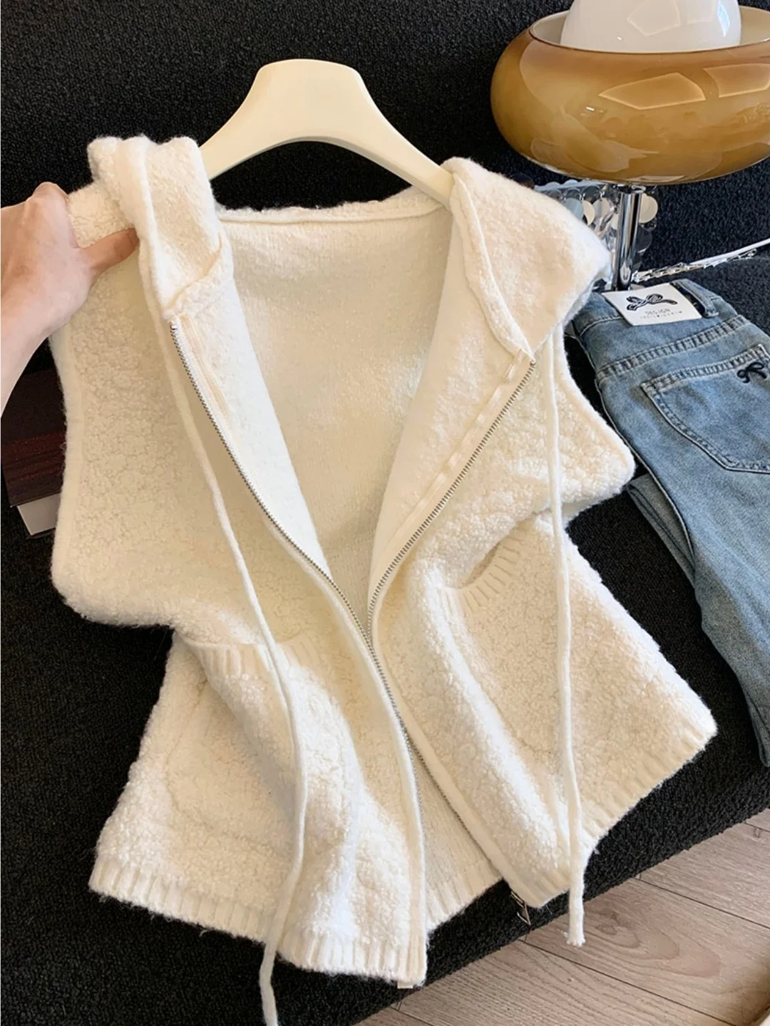 

Вязаный свитер-жилет в стиле ретро с мягкими наплечниками, из мягкого полиэфирного волокна, с круглым вырезом и молнией...