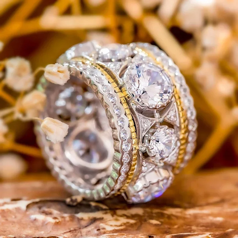 Huitan Funkelnde Kristall-Zirkonia Breite Ringe für Damen Zweifarbiges Design Hip-Hop-Stil Damenringe Luxuriöser Trendschmuck