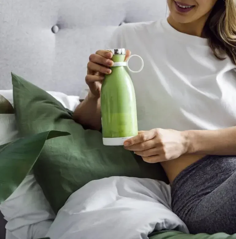 

A Portable USB Rechargeable Mini Fruit Juicer CupPerfectfor Outdoor Convenience in Juicing Fruits And Vegetables.