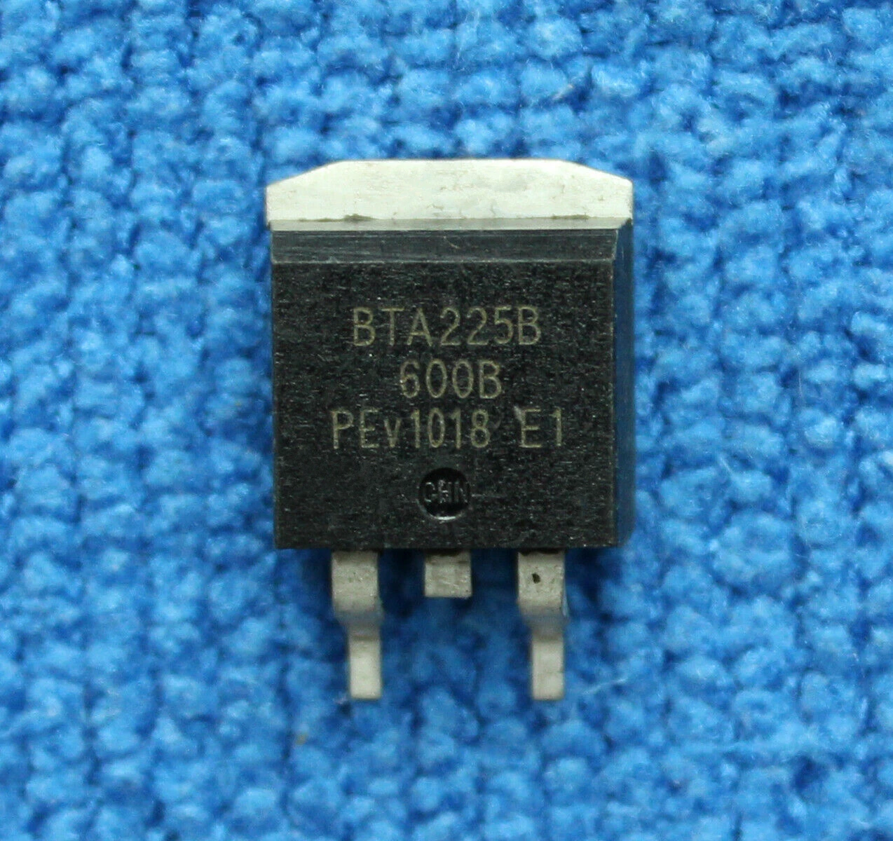 

10 шт./партия Φ BT137 TO-220 600v 8A