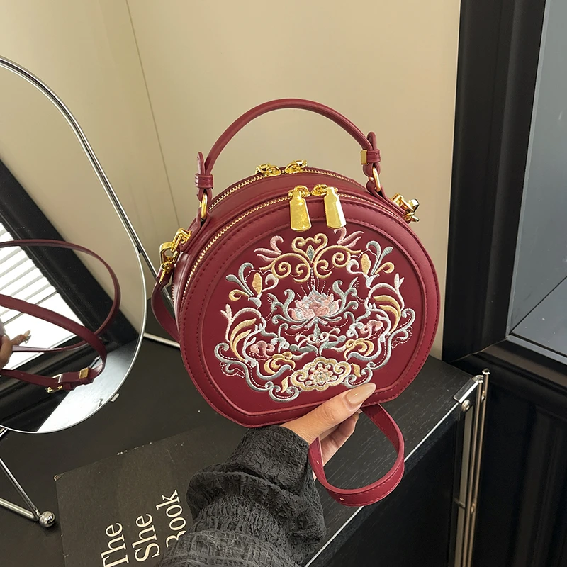 

Сумки через плечо из искусственной кожи большой емкости с вышивкой в национальном стиле, новинка 2025 года, горячая распродажа, женские сумки, изысканные молодежные сумки на плечо