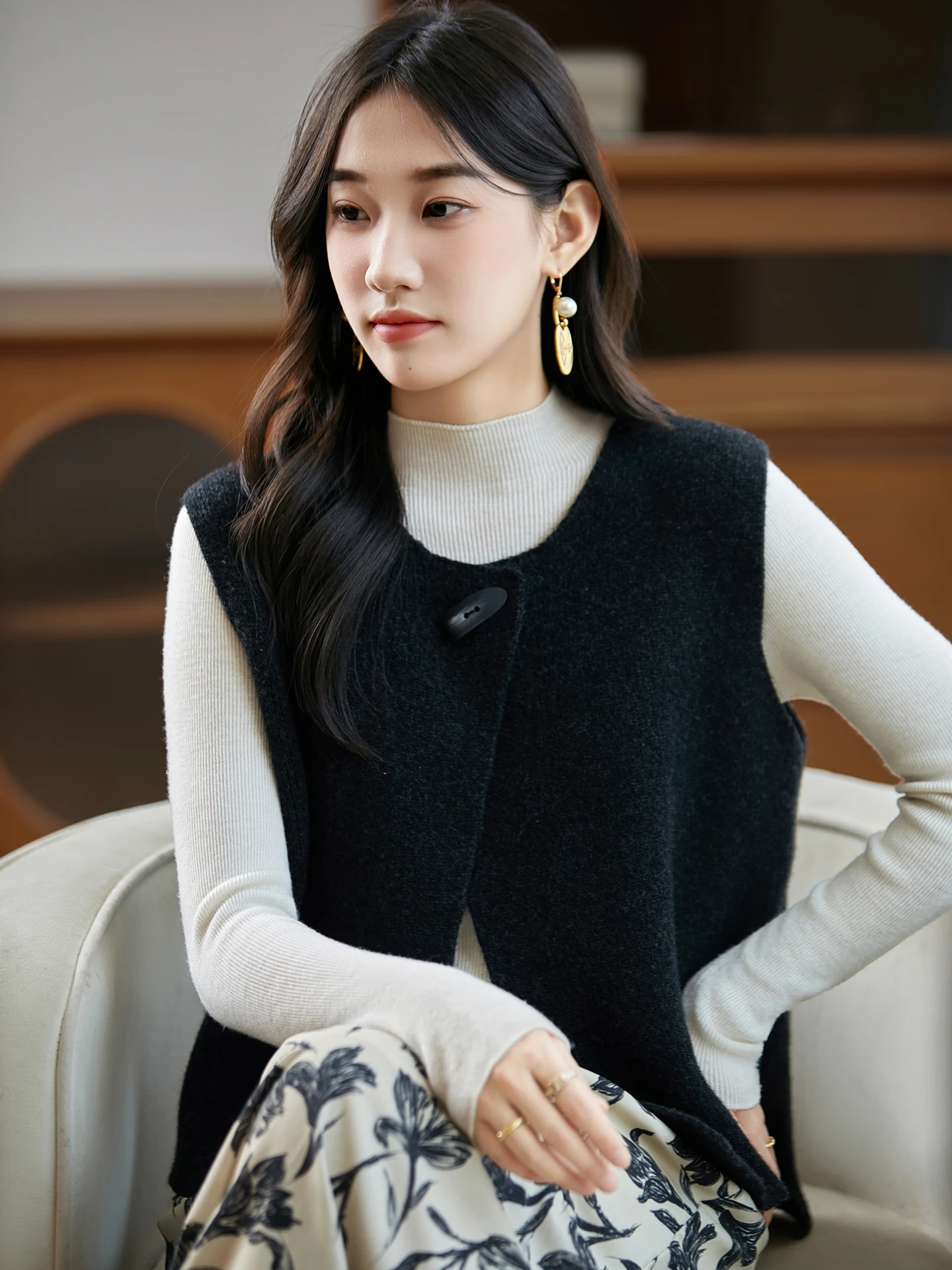 

Простой вязаный жилет с круглым вырезом для женщин, черный, на пуговицах, для многослойных образов, универсальный, мягкий, повседневный, для отдыха