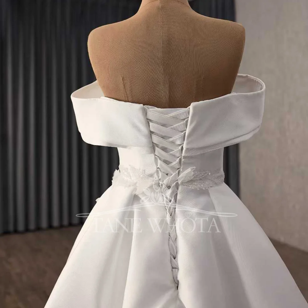 فستان زفاف Robes De Mariage 2025 بدون حمالات مكشوف الكتفين مع أربطة من الخلف ومزين بالترتر على طراز غمد