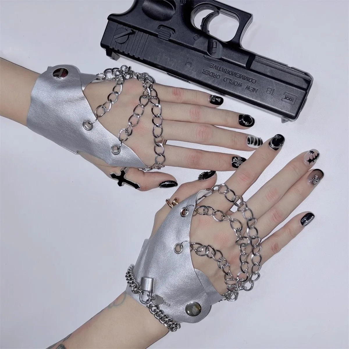 スキン手袋変装 y2k アクセサリーコスプレ手袋パンクダンスアクセサリー衣装ハンドカフロリータチェーンクール手袋