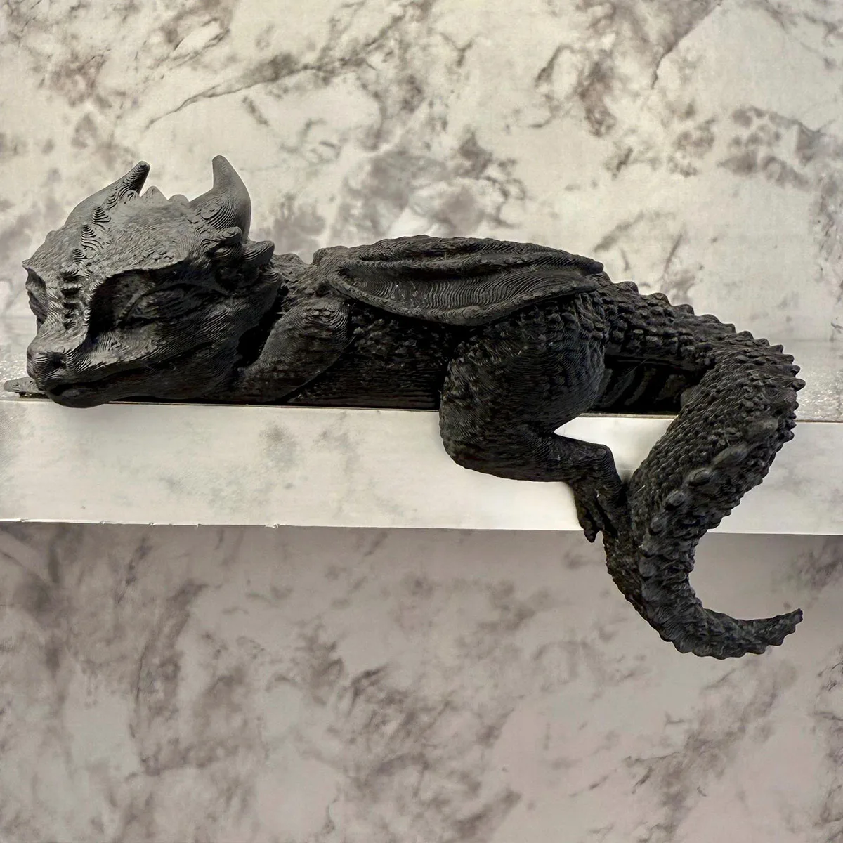 Dekorative Harzstatue eines schlafenden Drachen mit Flügeln, entworfen, um auf einer Kante zu liegen, geeignet für die Heimdekoration oder als Sammlerstück, ideal für die Innen-/Außendekoration in Wohnzimmern, Arbeitszimmern oder TV-Schränken. – Detail 7