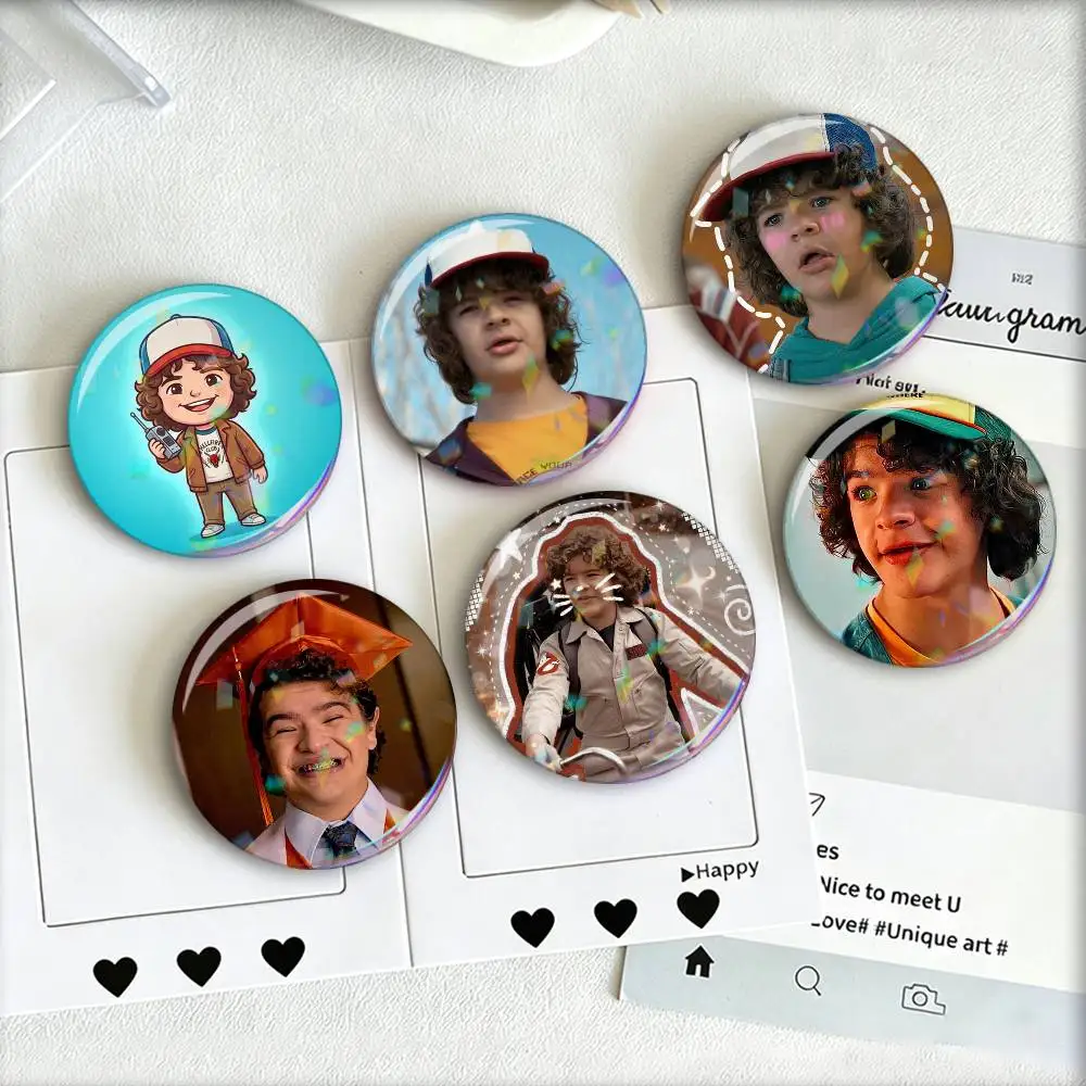 Broche Criativo Gaten Matarazzo Laser Badge para Decoração de Bolsas, Roupas e Chapéus – Presente para Fãs e Colecionadores
