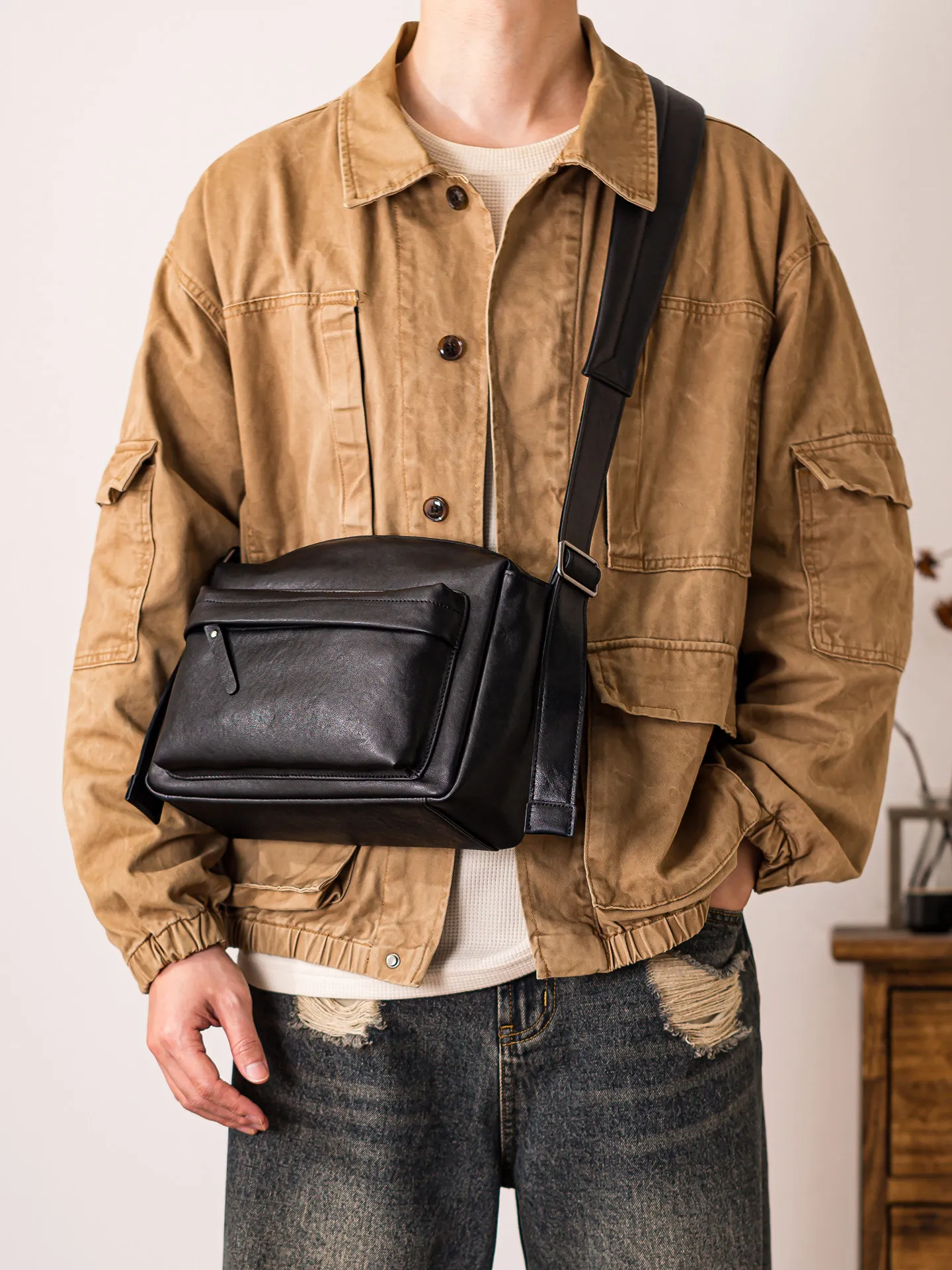 

Simple casual luxury vegetable tanned cowhide men black crossbody bag outdoor daily travel handmade genuine leather shoulder bag