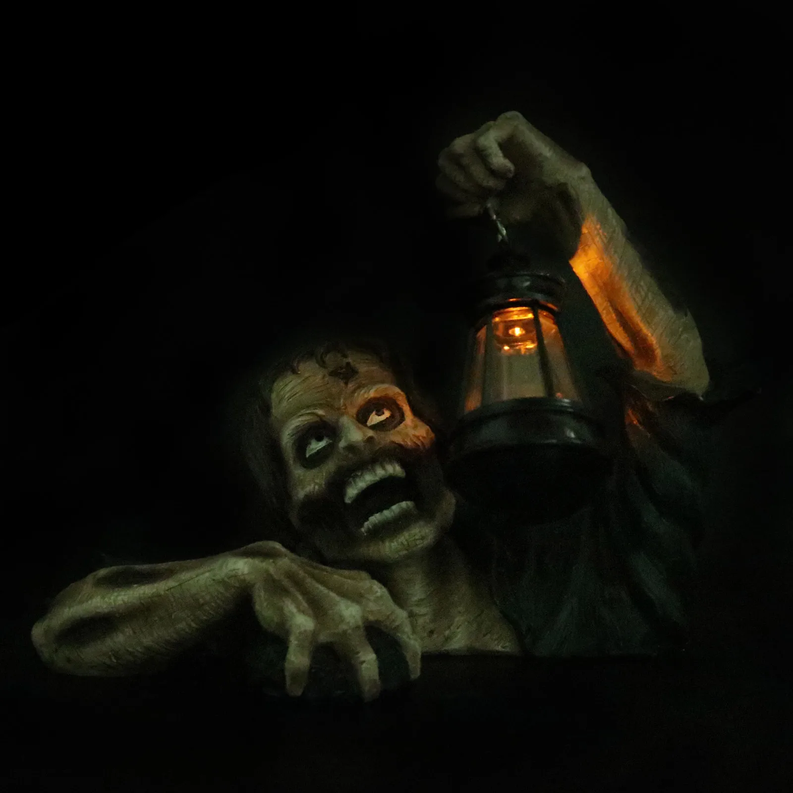 

Resin Zombie Statue Halloween Adornment Creative Design Garden Decoration Household Sculpture Festive Atmosphere Decoration