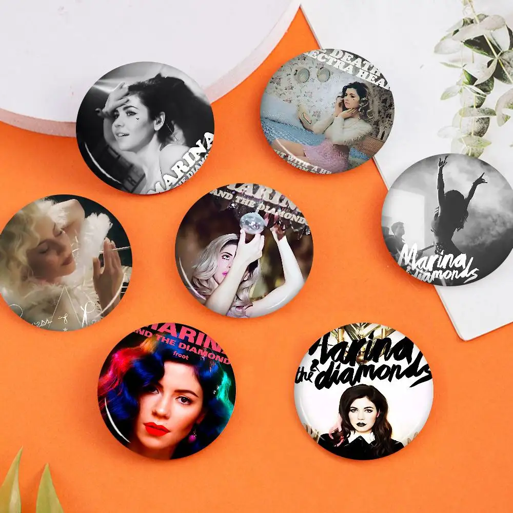 Broches de Anime del Álbum Musical de Marina And The Diamonds, Lindos Broches de Dibujos Animados para Chaqueta, Jeans, Solapa, Pin, Accesorio de Regalo