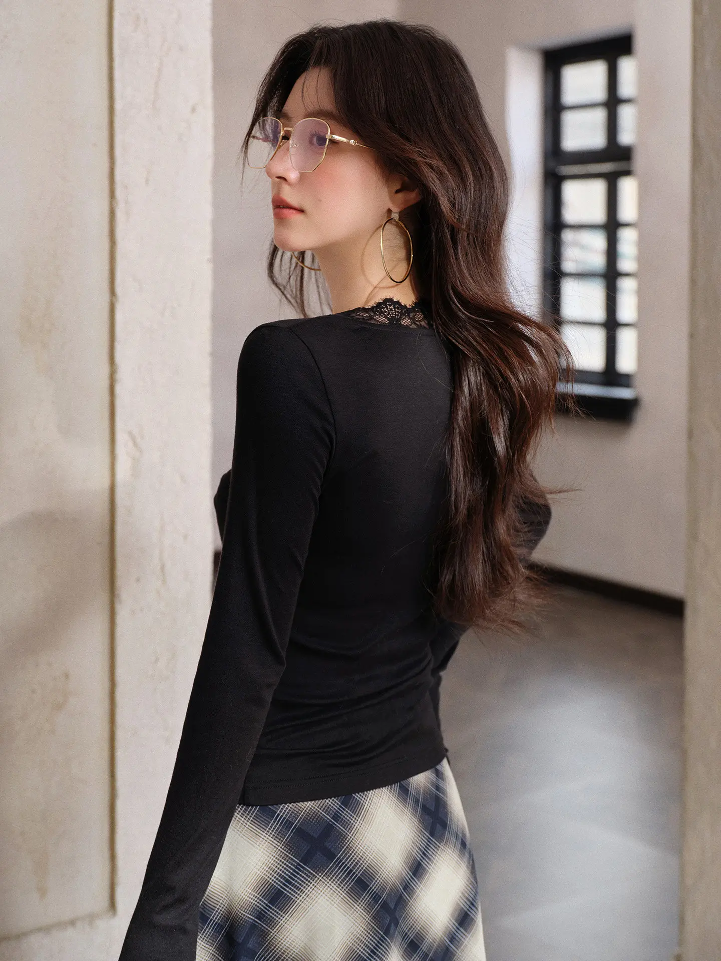 Camisa Feminina de Manga Longa para Primavera, Decote em V, Com Renda e Patchwork, Top Slim Fit Elegante, T-Shirt Casual Preta para Uso Diário e Saídas