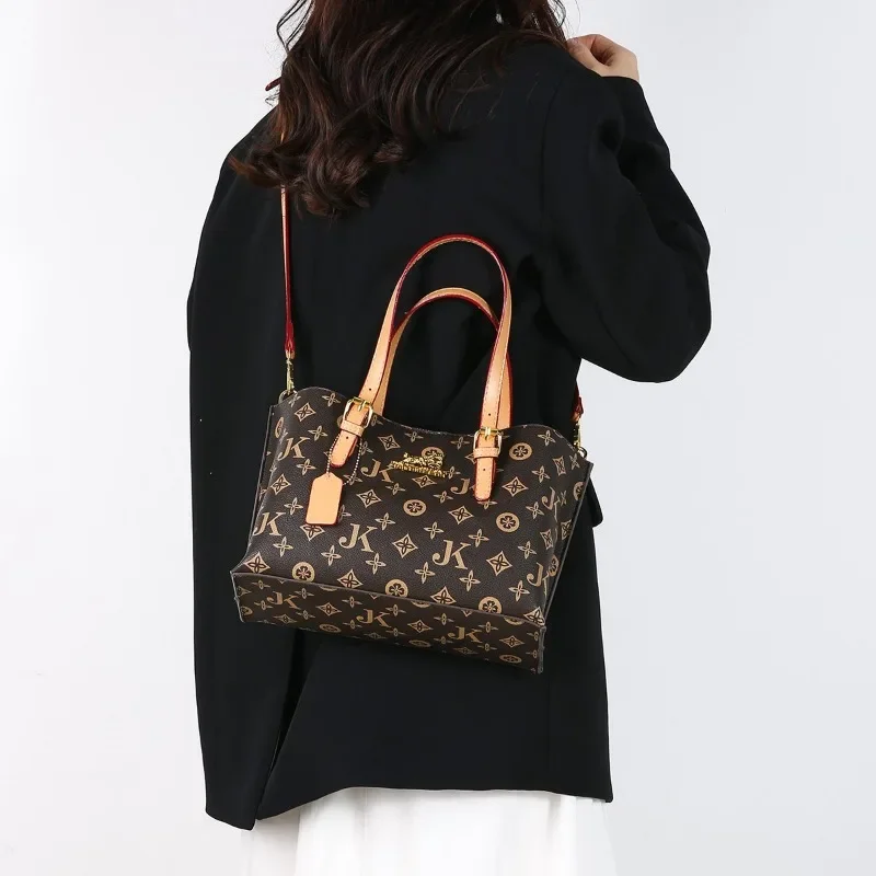 

Fashionable Trendy Tote Bag for Women Large Capacity Solid Color Commuter Use for Stylish Leisure and Business