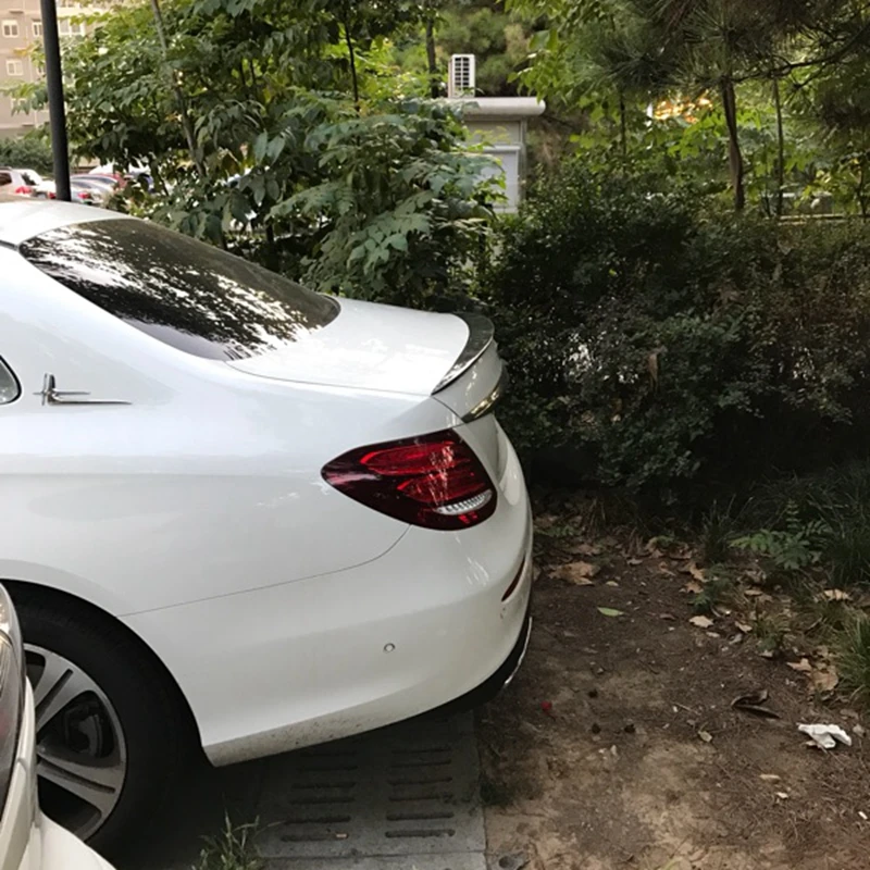 Stylowy spojler do Mercedes W213 spoiler E Class 4-drzwiowy sedan E200 E220 E250 E300 Tylny spojler bagażnika z włókna węglowego Skrzydło 2016+