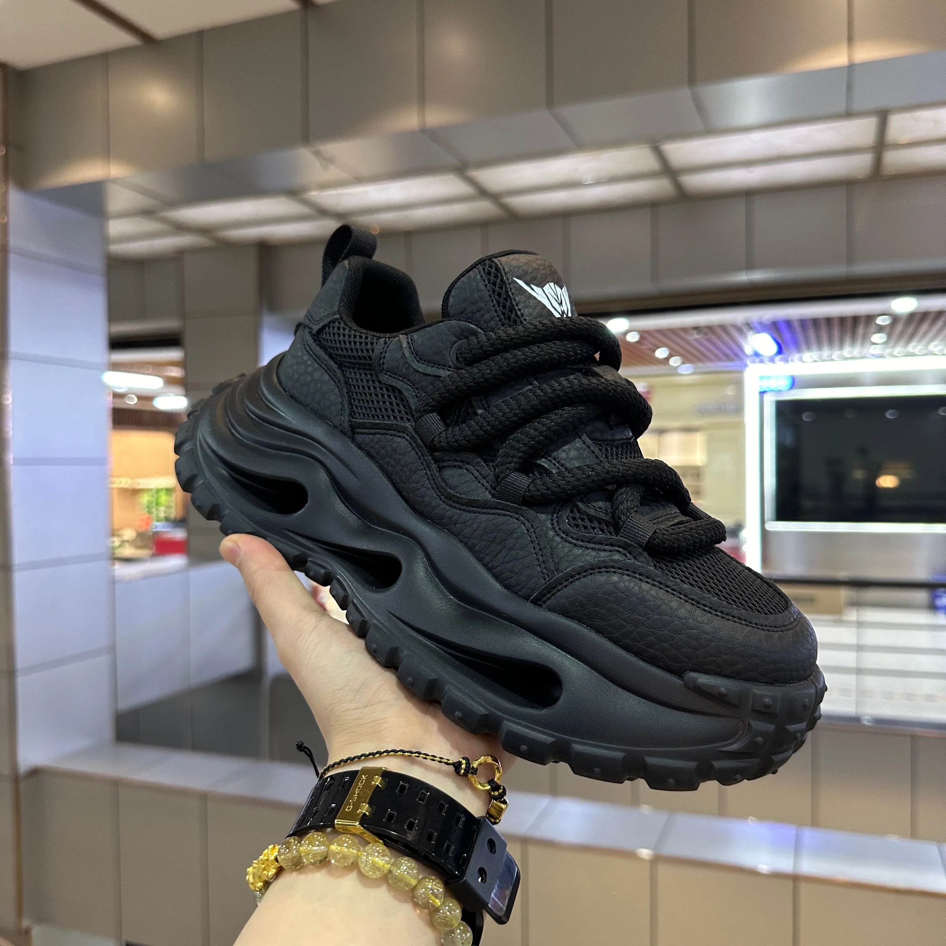 Herren-Sneaker mit dicker Sohle und perforiertem Design, mit dicken Seilschnürsen, Obermaterial aus Mesh-Gewebe und genarbter Textur für Atmungsaktivität und Komfort, dicke Sohle zur Erhöhung der Körpergröße, rutschfestes und verschleißfestes Design mit grobem Zahnmustermuster, trendiger Street-Style, geeignet für verschiedene Alltagstouren, Einkäufe und andere Anlässe. – Detail 2