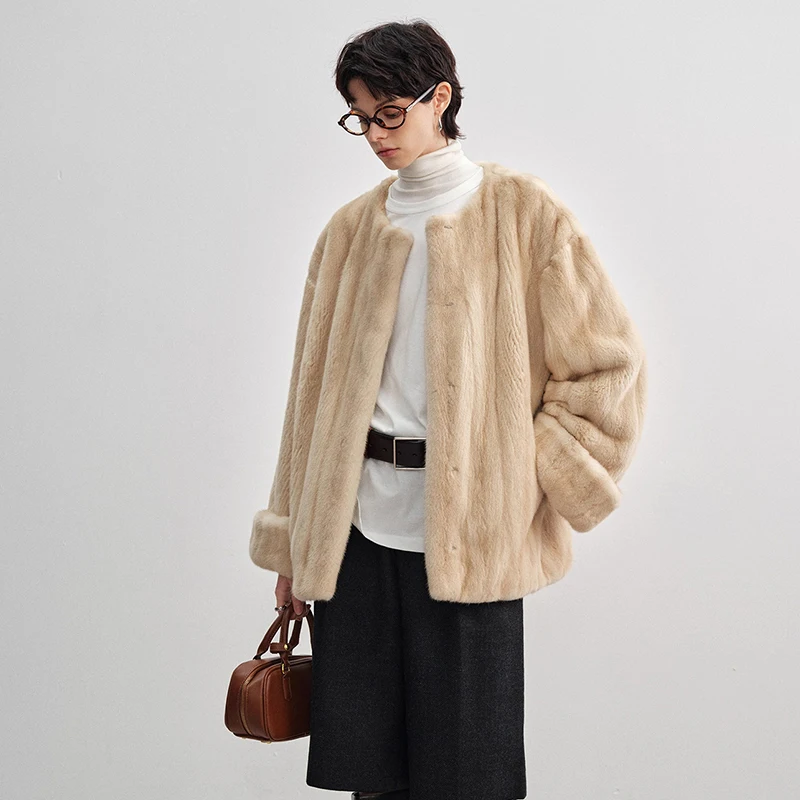 Futro z norek zimowych importowanych z Chin, aksamitne, z rękawami typu dynia, dekolt okrągły, krótkie, damskie, z naturalnego futra norek.