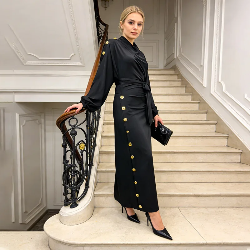 Elegancka sukienka damska, długa, jednolita, z cekinami, ozdobiona złotymi guzikami, z długim rękawem, czarna suknia wieczorowa, sukienka koktajlowa.