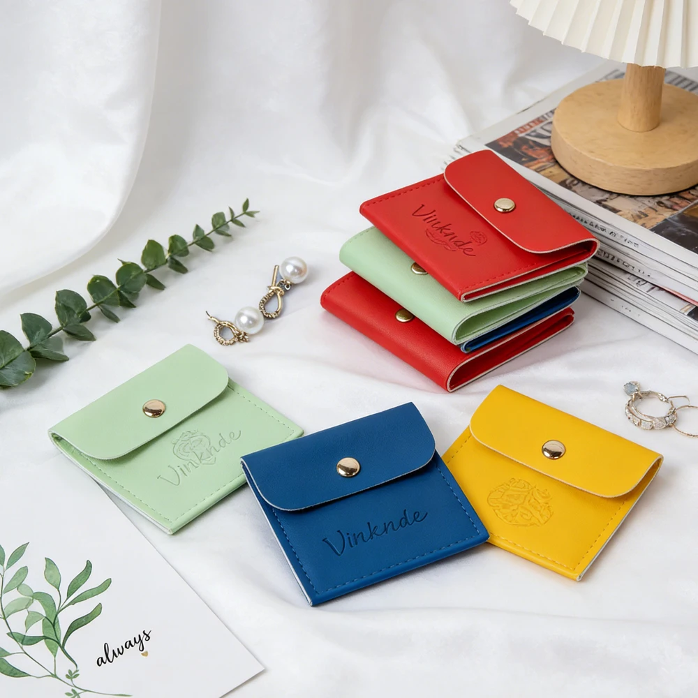 

100 шт. персонализированных зеленых кожаных мешочков из ПУ с логотипом на кнопке для упаковки ювелирных изделий: колец, серег, ожерелий, а также для путешествий и свадебных подарков