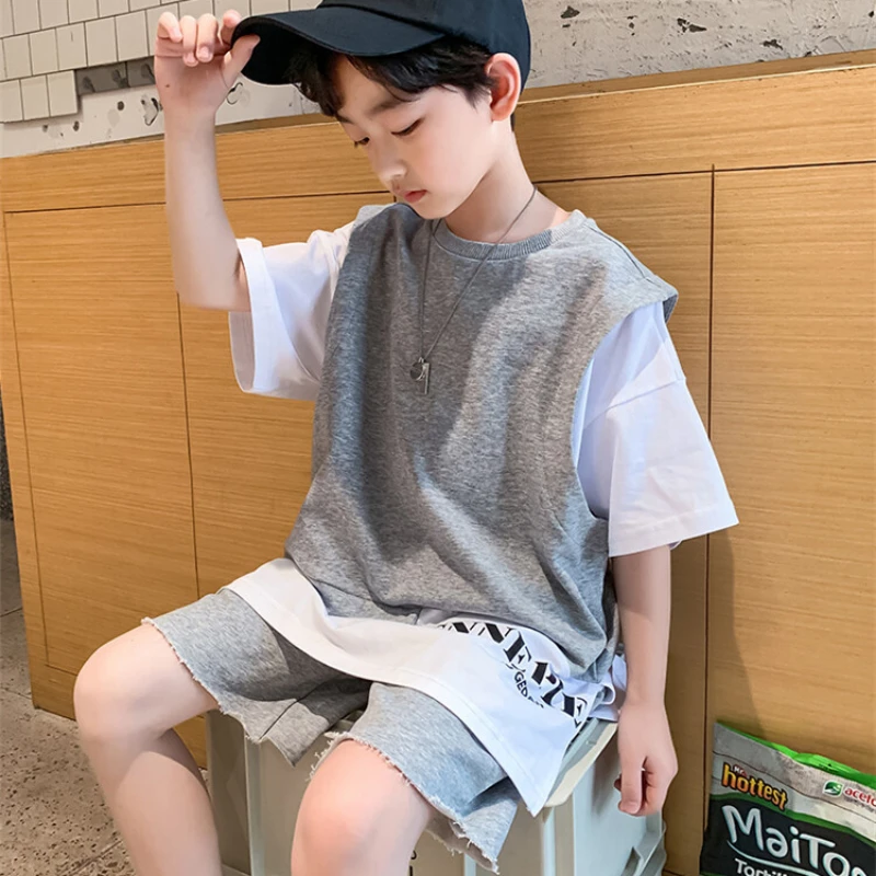 Conjunto de dos piezas de camiseta y pantalones cortos falsos para niños, ropa de calle para adolescentes, chándal con letras, manga de contraste,