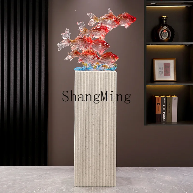 FG  resin has fish ornaments every year, large floor-to-ceiling TV cabinet in the living room, and high-end decorations.