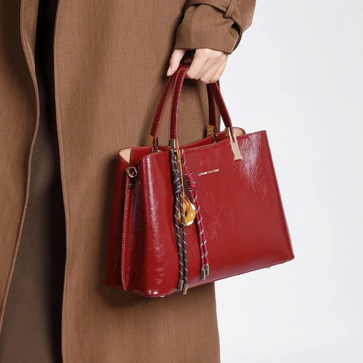 

High-End Red Fashionable Handbag for Middle-aged Women Large Capacity Luxury Shoulder Bag for Wedding Banquets