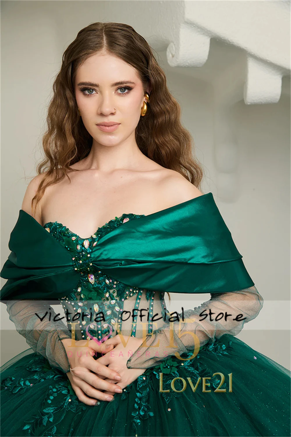 Apliques de encaje de cristal con cuentas de color verde esmeralda, 15 vestidos de quinceañera de tul, mangas tres cuartos, vestido de baile con volantes personalizado