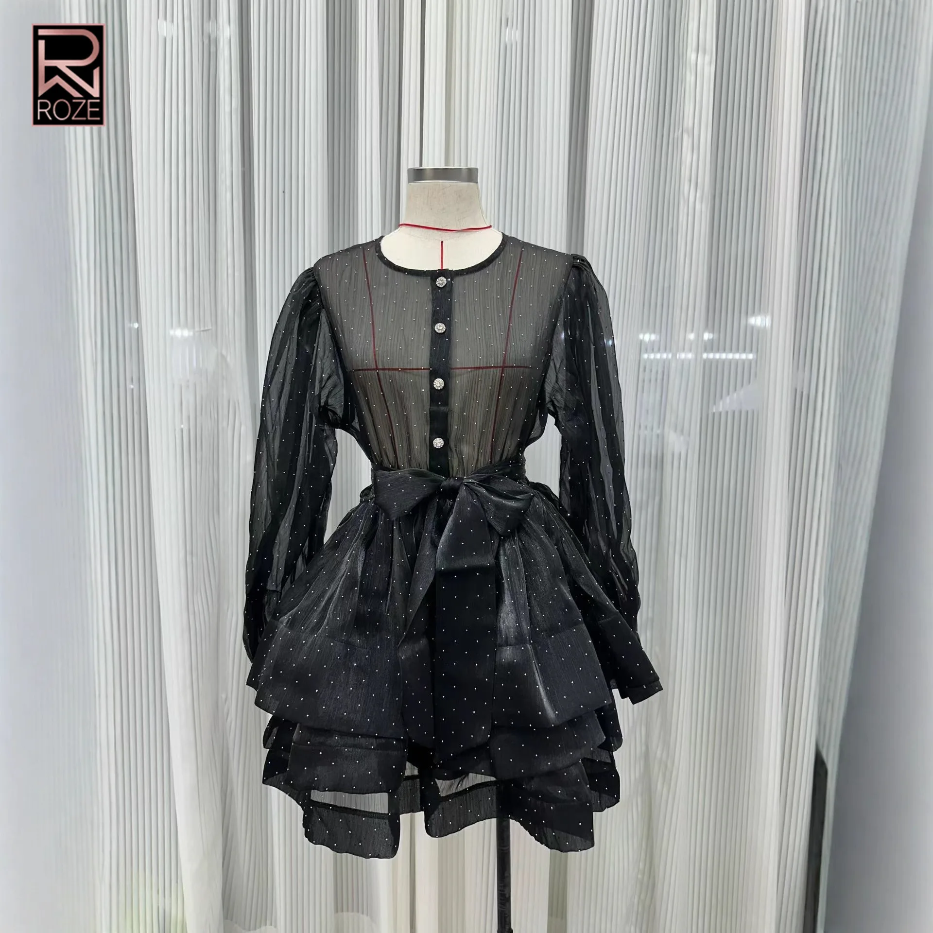 Charmante mini-robe boutonnée sur le devant avec des manches bouffantes dramatiques et une taille définie – La fête sur le jardin par excellence et la robe de printemps