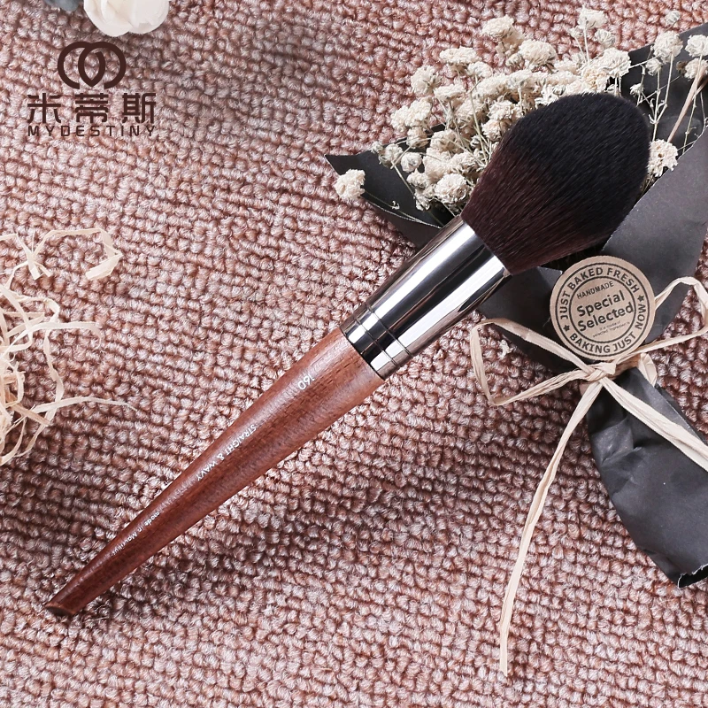 Pennello per trucco serie MUF Pennello per fard MUF160 Fibra morbida e soffice Capelli Manico in legno massello marrone Pennello per fard liscio e delicato a fiamma