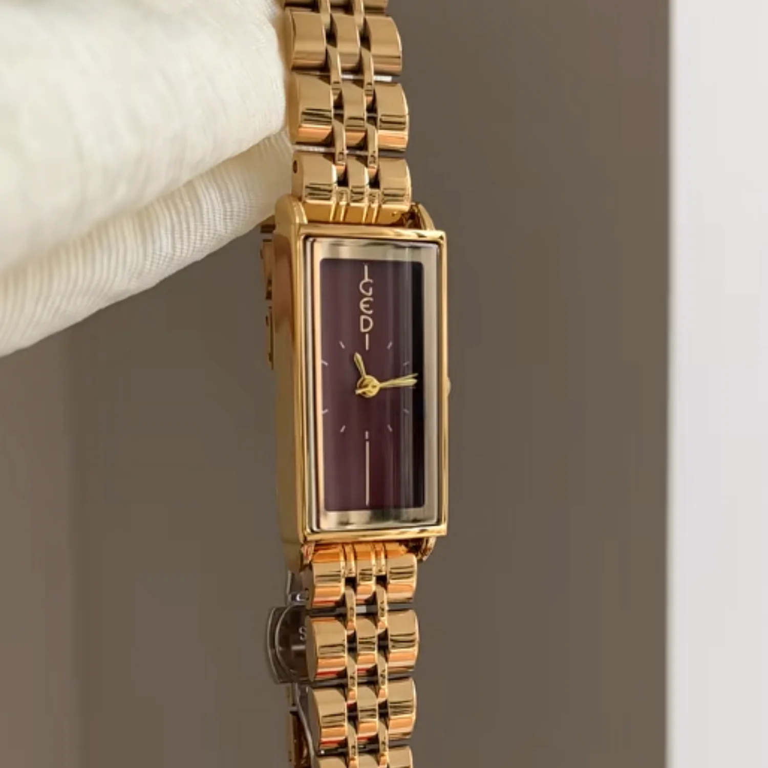 2025 new medieval gold luxury temperament red women's quartz watch workplace art design retro high sense