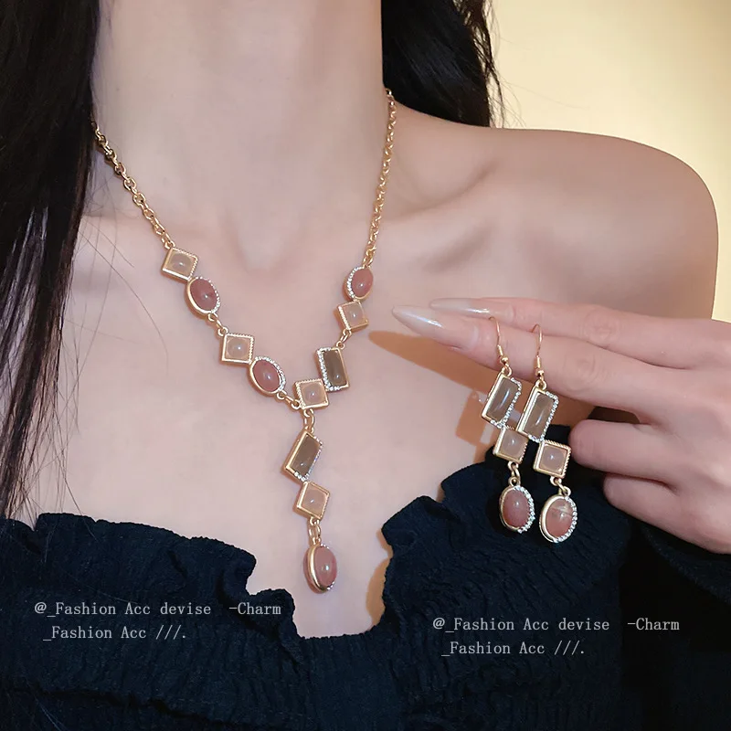 Vintage Mid-Ancient Diamond-Embedded Geometric Necklace Autumn and Winter High-Grade Retro Clavicle Chain Affordable Luxury Fash