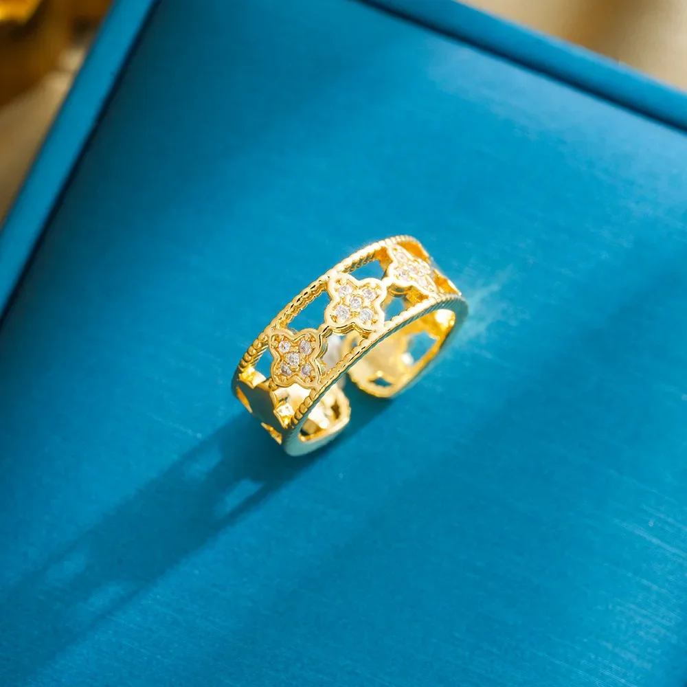 С модным и элегантным женским стилем. Кольцо «Четырехлистный клевер» с бриллиантами.