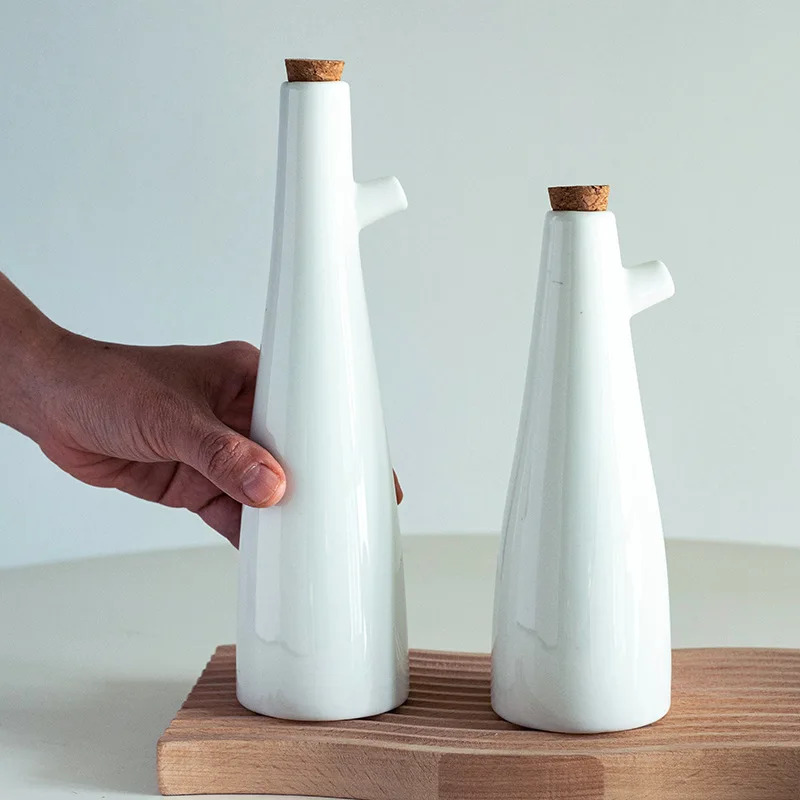 

Japanese style minimalist ceramic seasoning bottle, large capacity oil bottle, soy sauce pot, household kitchen supplies