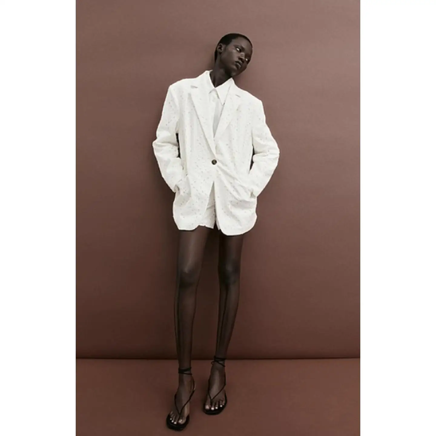 Damska kurtka z haftem, ażurowa, długa, z jednym guzikiem, z klapami, z kolekcji jesiennej.