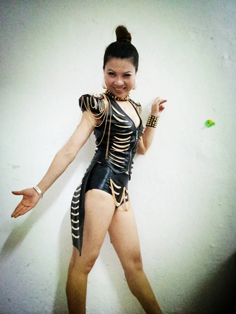 2025 ملهى ليلي Dag Queen زي المرأة سلسلة معدنية سوداء بولي Leather بدلة جلدية أنثى نادي المغني DJ الهذيان الزي حرق رجل زي