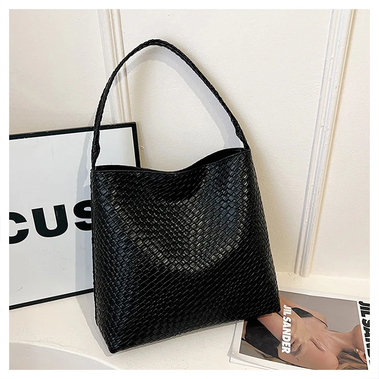 

High-grade niche shoulder underarm large bag female 2024 autumn and winter fashion leisure commuter large capacity female bag