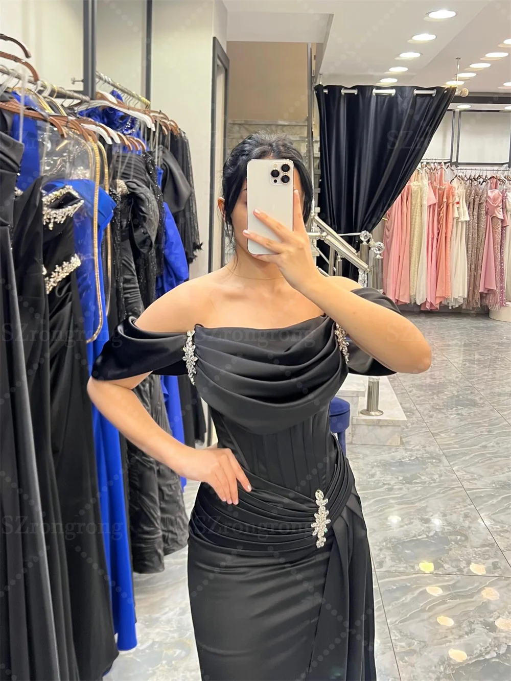 Robe de soirée formelle sur mesure, fourreau, épaules dénudées, plissée, dos nu, longueur au sol, robe de bal en cristal avec traîne