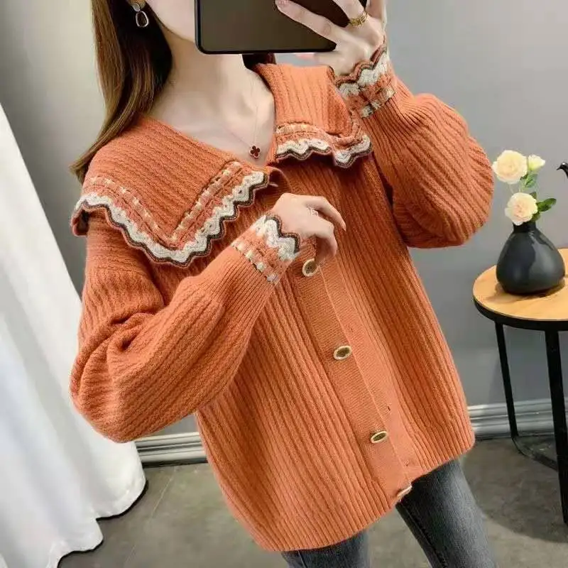 Damski sweter rozpinany z dzianiny w nowym koreańskim stylu z luźnym kołnierzykiem typu doll collar, zapinany na guziki, idealny na wiosnę i jesień.