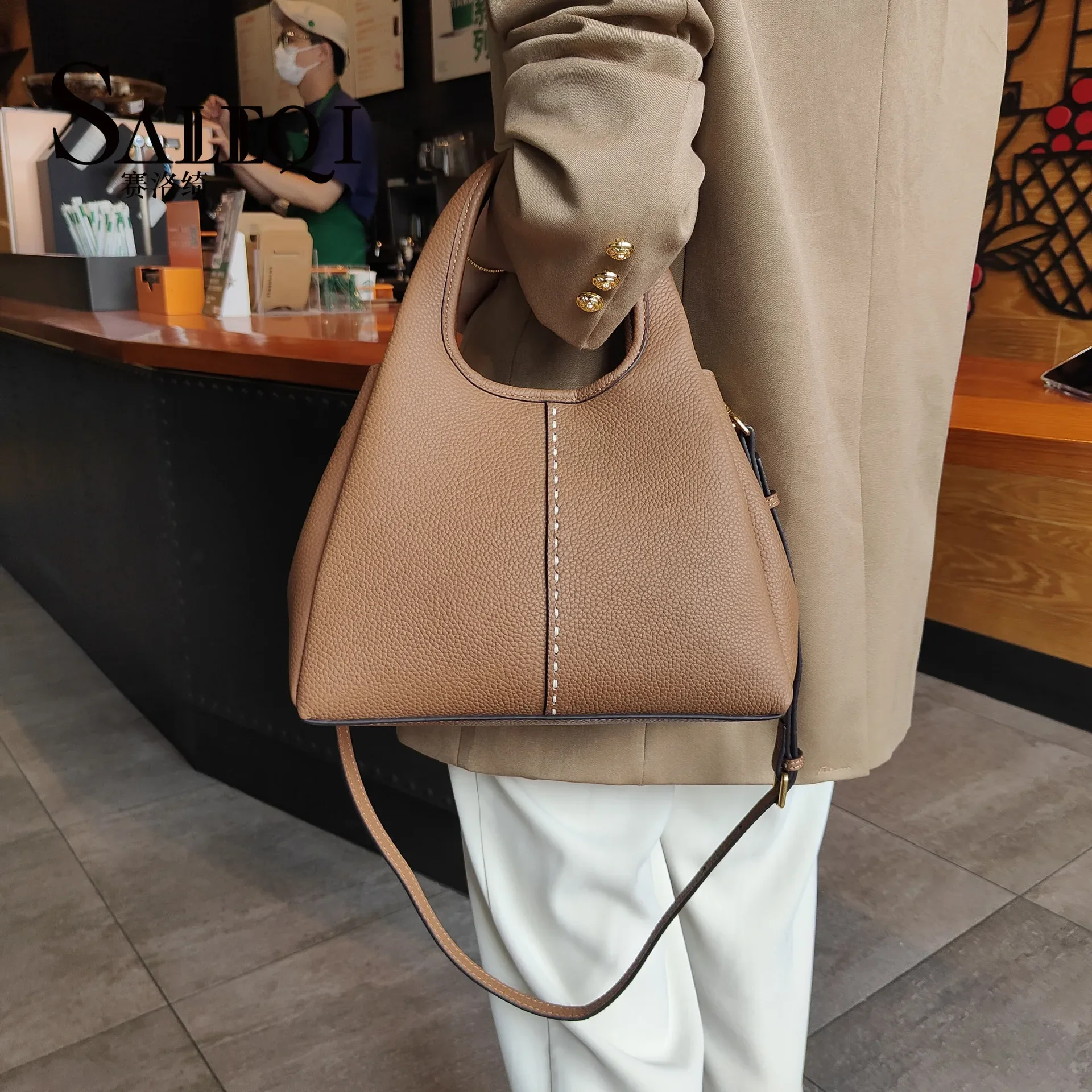 Genuine leather New vegetable basket handbag  simple and versatile  The Korean version of the contrasting color commuting bag