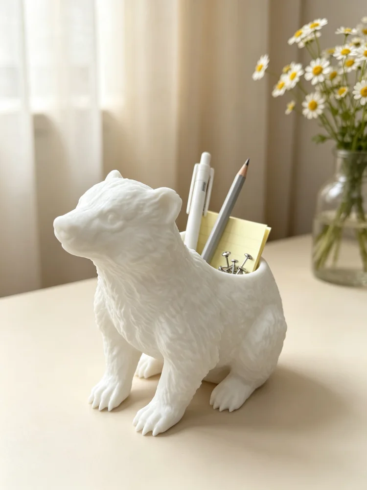Matte White Badger Pen Holder Animal Figurine Desktop Organizer, Creative Badger-Shaped Pencil Holder Stationery Storage Box, Made of Petg Material with Exquisite Texture Details, Serves Both as Storage and Desktop Decoration, Suitable for Home Office, Student Desk, Study Room, Studio, Cute and Novel Desktop Ornament, Ideal Gift for Animal Lovers, Unique Office Desk Gift