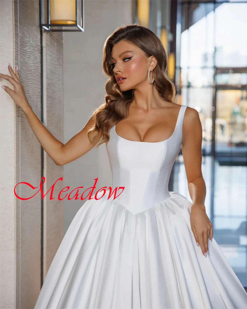 カスタマイズされた絶妙なホワイトサテンのウェディングドレス気質ストラップレススパゲッティストラップノースリーブチャペルトレインブライダルドレス